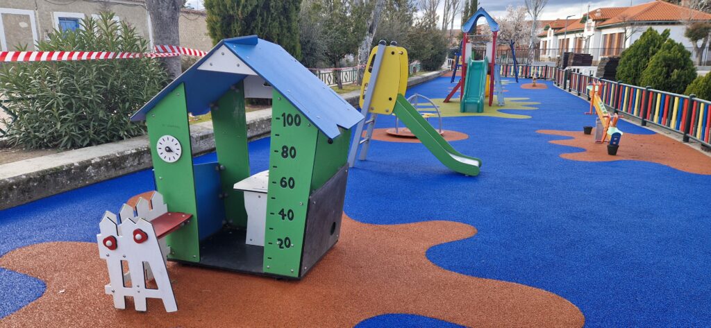 finalizada la renovaciÓn del suelo del parque infantil de la pista.