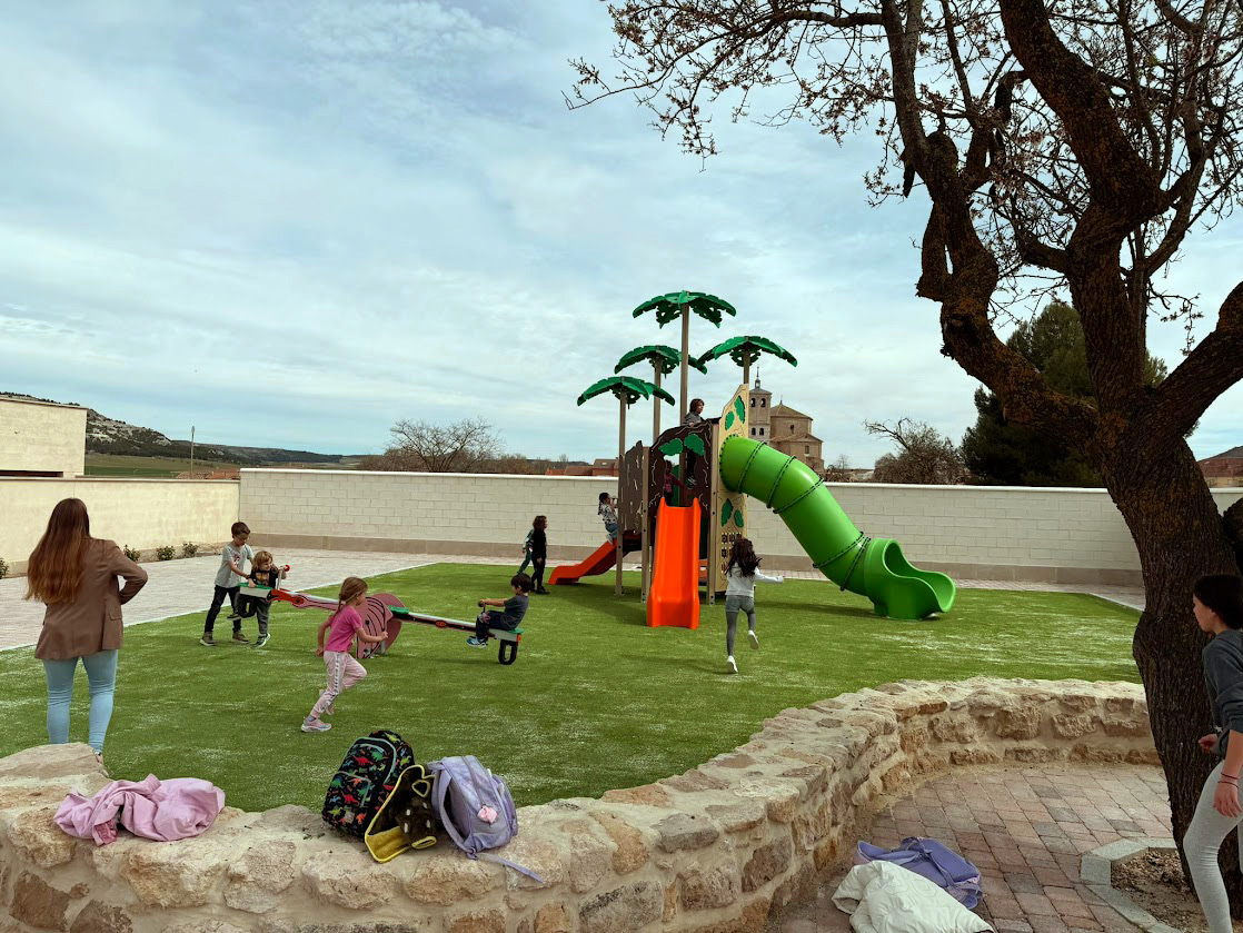 Nuevo parque infantil en la calle Pintor Gabino Gaona Nuevo parque infantil en la calle Pintor Gabino Gaona